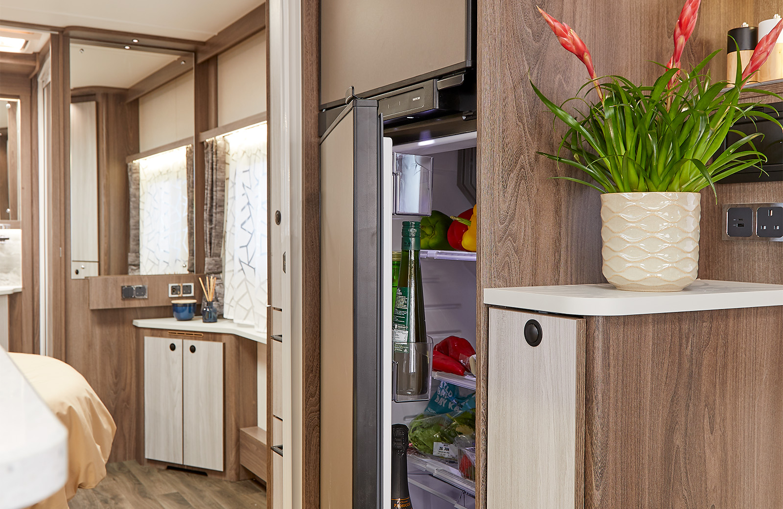 Coachman Lusso III Twin Axle 4 Berth Fixed Separate Beds Caravan Fridge