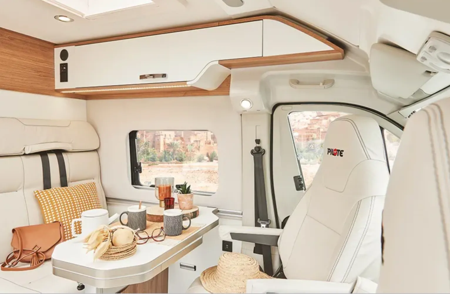 Pilote Premium V630J Dining Area
