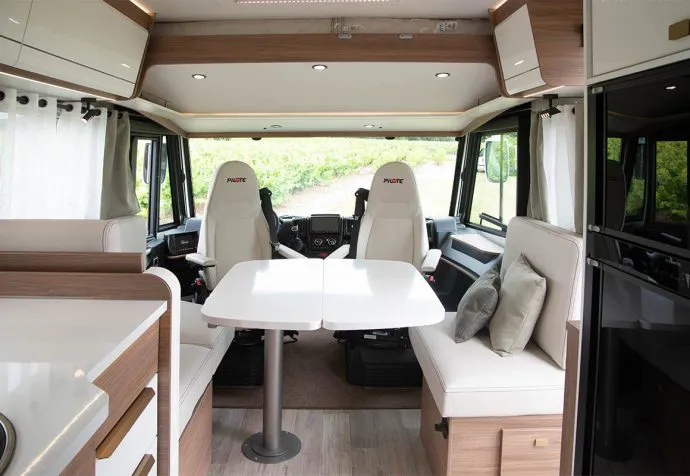 Camping Car Integral Pilote G740FGJ 30 690X476