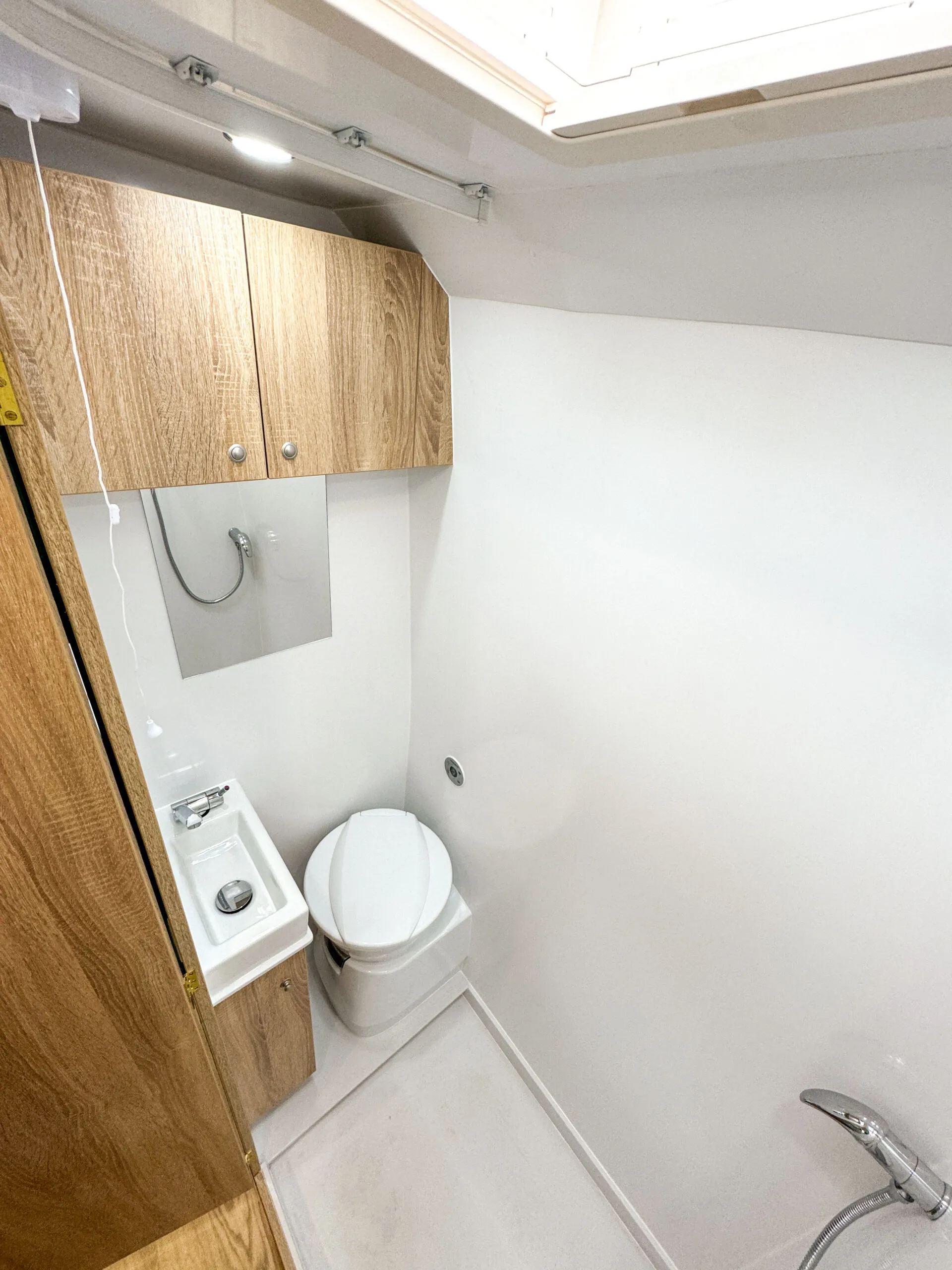 Rolling Homes Darwin EL Bathroom